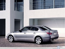 Bmw Serie 5 in house garden wallpaper