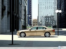 Bmw Serie 7 in city wallpaper