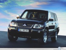 Mitsubishi Pajero front angle view wallpaper